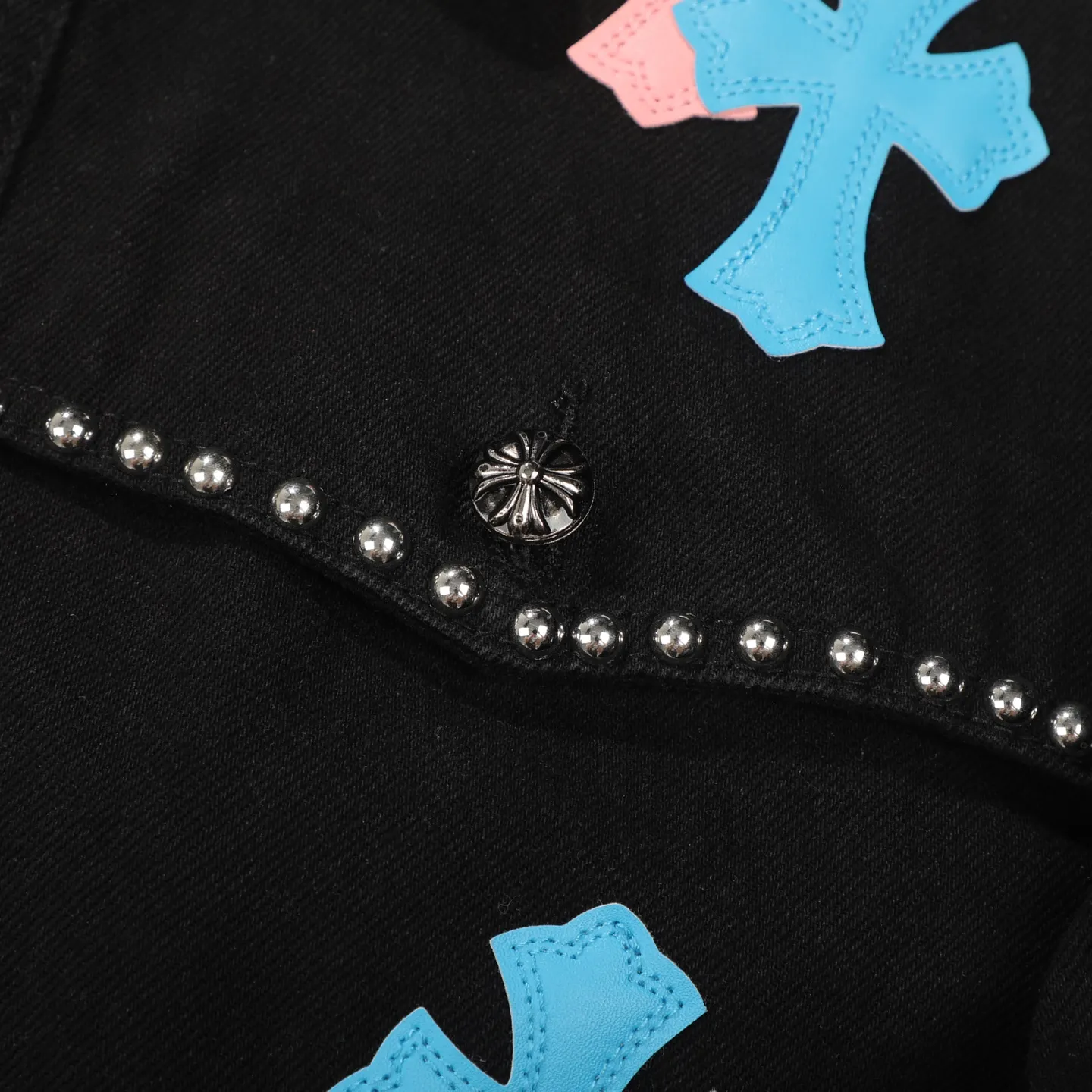 P280 Chrome Hearts Chrome Hearts heavy-duty denim jacket with rivets and multiple farts. The same model as the Internet celebrity star. The cross-printed denim jacket has a unique cross design element and is full of design. It is made of 100% denim cotton fabric with heavy coarse yarn count, which ensures a stiff and tough silhouette while being soft, comfortable and breathable. The lapel is designed with silver buttons and is full of texture. The classic white cross logo is all over the dress, making it a perfect versatile style for spring and summer! The original loose version is made of high-quality pure cotton fabrics. The fabric pattern is high-definition and delicate without burrs. It is comfortable and breathable to wear. All the buttons are molded and customized. It is casual and fashionable and can be matched with any bottoms. It can be windproof and sunproof in spring and summer. It can be worn outside in autumn and winter! Easily concave shape makes you look slimmer and taller, perfect for both men and women! Color: Black Size: S M L XL